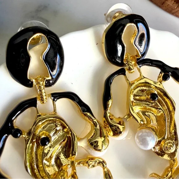 Schiaparelli Inspired Anatomy Ear Gold Tone Earrings Huge Pearl Keyhole Jewelry - Picture 8 of 9